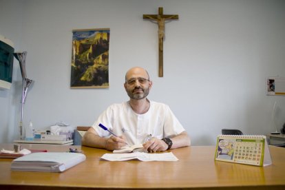 Diego Lorenzo Esteban (O.P.), recién nombrado sacerdote de Valladolid, en su despacho del Hospital Clínico Universitario.