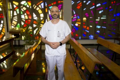 Diego Lorenzo Esteban (O.P.), recién nombrado sacerdote de Valladolid, en la capilla del Hospital Clínico Universitario.