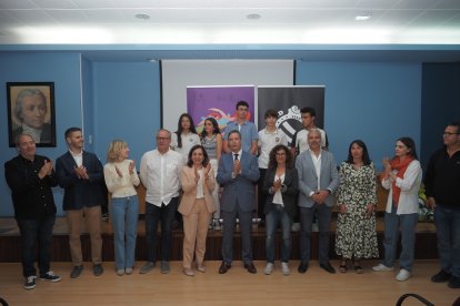 Foto de familia de la entrega de premios del concurso de Relatos para estudiantes.