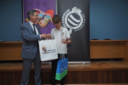 Víctor Sandonís junto al director general de Deportes de la Junta, Enrique Sánchez-Guijo.