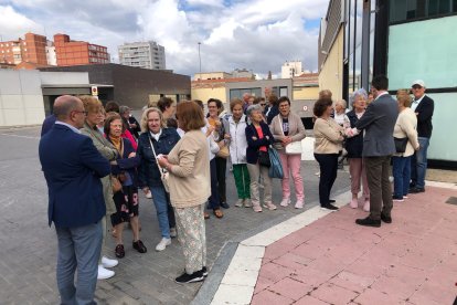 Concejales del Ayuntamiento de Valladolid junto a vecinos de Las Delicias, en la parcela del Centro de Vida Activa y el antiguo supermercado.