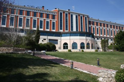 Fachada del hotel La Vega cerrado desde 2021.