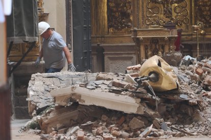 Tareas de desescombro de la Vera Cruz tras el desplome de la cúpula.