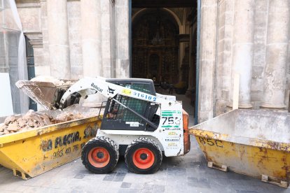 Tareas de desescombro de la Vera Cruz tras el desplome de la cúpula.