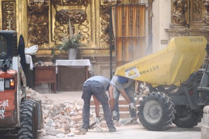 Tareas de desescombro de la Vera Cruz tras el desplome de la cúpula.