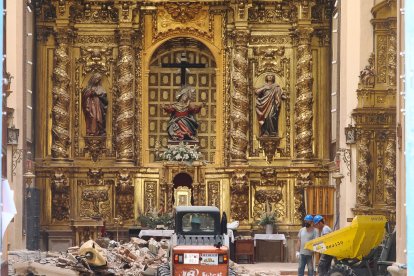 Tareas de desescombro de la Vera Cruz tras el desplome de la cúpula.