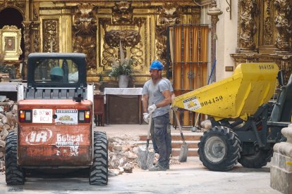 Tareas de desescombro de la Vera Cruz tras el desplome de la cúpula.