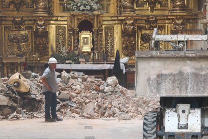 Tareas de desescombro de la Vera Cruz tras el desplome de la cúpula.