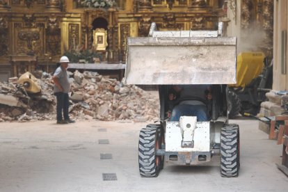 Tareas de desescombro de la Vera Cruz tras el desplome de la cúpula.