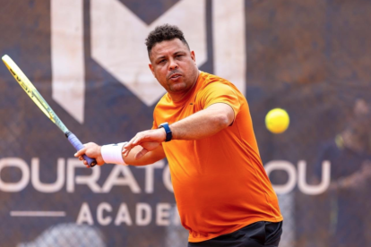 Ronaldo Nazario jugando al tenis