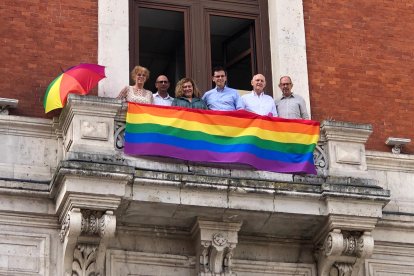 El Grupo Municipal Socialista con la pancarta arcoíris en las dependencias del Ayuntamiento