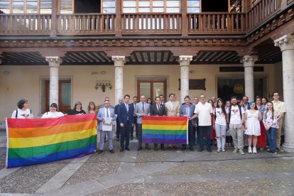 La bandera LGTBI portada por los diputados con Conrado Íscar al frente, salvo de VOX, en el patio de la Diputación