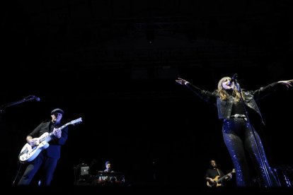 Juan Aguirre y Eva Amaral, en un momento de su actuación en el Conexión Valladolid