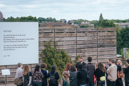 El público contempla la obra de Yoko Ono