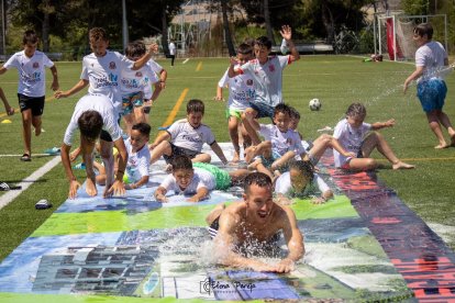 Participantes en el 'Camp Kids' en una actividad acuática