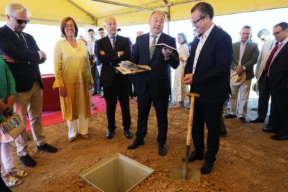 En la imagen el consejero de Agricultura, Ganadería y Desarrollo Rural, Gerardo Dueñas colabora en colocación de la primera piedra.