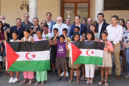 Niños del programa 'vacaciones en paz' con miembros de la Diputación de Valladolid