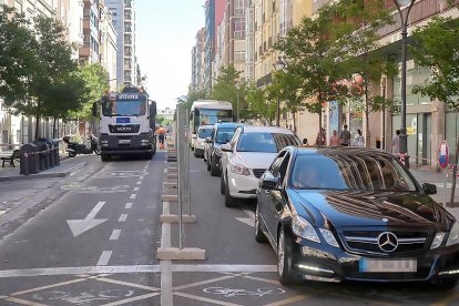 Un carril cortado por las obras en la calle Gamazo