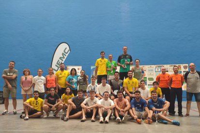 Foto de familia XVIII Open Nacional de Frontenis en Cogeces del Monte