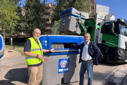 A la derecha, el concejal de Salud Pública y Seguridad Ciudadana, Alberto Cuadrado, junto con un operario del SML de Valladolid, presentan los contenedores.