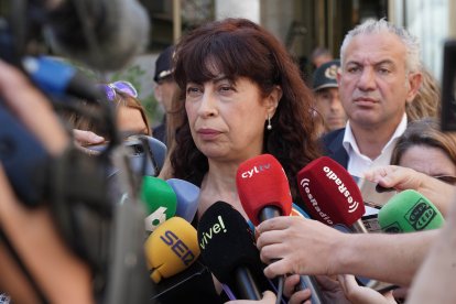 La ministra de Igualdad, Ana Redondo, atiende a los medios tras el minutos de silencio en la Delegación del Gobierno.