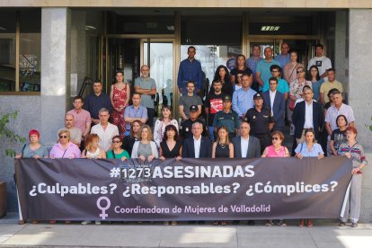 Celebración de un minuto de silencio ante la Delegación del Gobierno