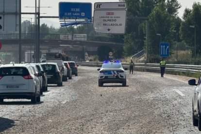 Corte de dos carriles de la VA-30 debido a la perdida de carga de un camión volquete que golpeó dos señales