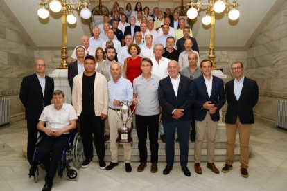 Foto de familia de los ganadores de la Copa de la Liga, representantes actuales del club y autoridades