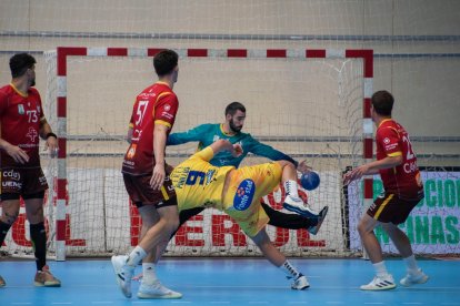 Forns en una acción de la final entre el Recoletas y el Tubos Aranda.