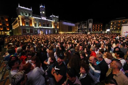 La plaza Mayor de Valladolid, abarrotada en el concierto de Mika