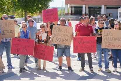 Concentración por el edificio okupado de Arroyo
