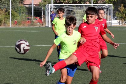 Un lance entre un jugador de la Sur y otro del CIA Palencia durante el torneo alevín