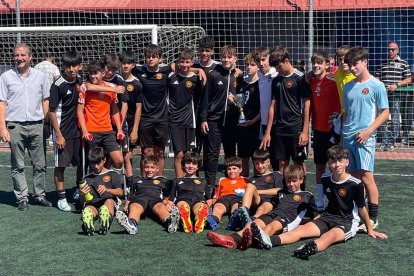 El infantil del CD Parquesol, con la copa en el campo del Don Bosco