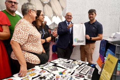 El alcalde, Jesús Julio Carnero, en la inauguración del Campeonato Mundial de Puzzles en Valladolid.