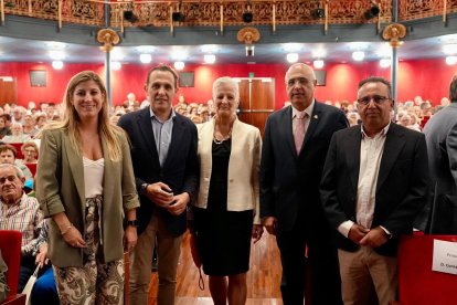 La delegada territorial de la Junta, Raquel Alonso, el presidente de la Diputación, Conrado Íscar, la presidenta de la Federación de Personas Mayores de Valladolid, Adela Cabezas, y el subdelegado del Gobierno, Jacinto Canales.