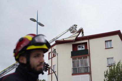 Desprendimiento de un tejado en un edificio de la calle Recondo a causa de las fuertes rachas de viento