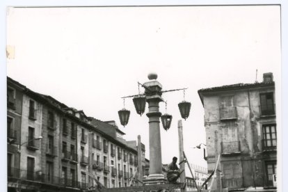Andamio en torno a la fuente y farola de la plaza en 1970