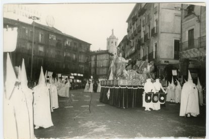 Paso de una procesión en Semana Santa en 1970