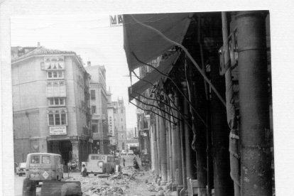 Vista de las obras de pavimentación en la acera hacia el puente del Poniente en 1970