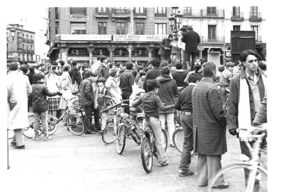 Ciclistas aficionados en la plaza de Fuente Dorada en 1980
