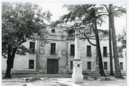 Plaza de la trinidad en 1980 con la columna de piedra con 4 faroles que tuvo su primera ocupación en la plaza de Fuente Dorada