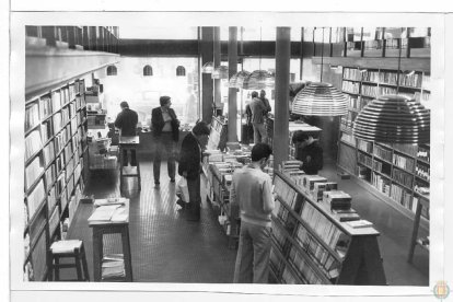 Interior de la librería Lara, antiguamente en la plaza Fuente Dorada en 1987