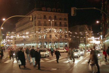 Vista de la plaza Fuente Dorada con decoración navideña en 1990