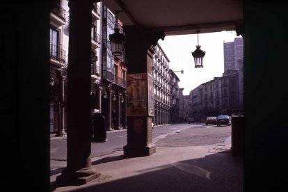 Vista de la plaza Fuente Dorada desde los soportales de la calle Vicente Moliner en 1990