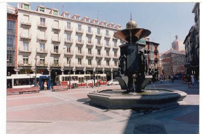 Imagen de la plaza Fuente Dorada y su entorno, dos meses después de su inauguración en 1998