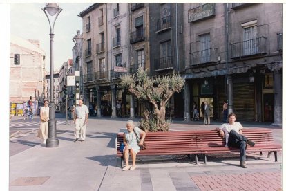 Imagen de la plaza Fuente Dorada y su entorno, dos meses después de su inauguración en 1998