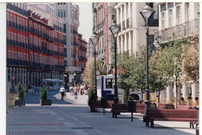 Imagen de la plaza Fuente Dorada y su entorno, dos meses después de su inauguración en 1998