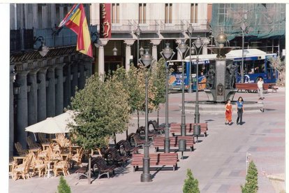 Imagen de la plaza Fuente Dorada y su entorno, dos meses después de su inauguración en 1998