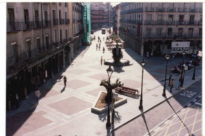 Imagen de la plaza Fuente Dorada y su entorno, dos meses después de su inauguración en 1998