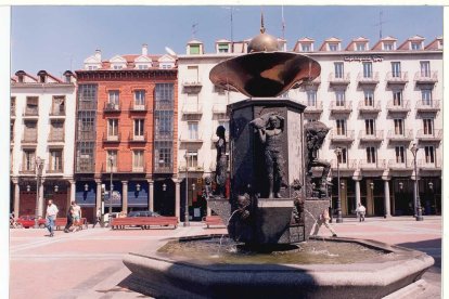 Imagen de la plaza Fuente Dorada y su entorno, dos meses después de su inauguración en 1998